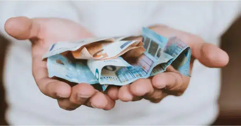Έξτρα ημερομίσθιο δικαιούνται οι εργαζόμενοι σε εξωτερικούς χώρους στη Θέρμη και τη Χαλκιδική, καθώς οι ακραίες θερμοκρασίες ενεργοποιούν τη νομοθεσία για τη θερμική καταπόνηση. Οι εργοδότες υποχρεούνται να καταβάλουν προσαύξηση σε όσους απασχολούνται κάτω από τον ήλιο, ενώ παράλληλα τίθενται σε ισχύ υποχρεωτικές παύσεις εργασιών.