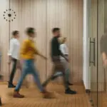 Η καταγραφή του χρόνου προετοιμασίας (λάντζα, στολή, ενημέρωση) μέσω της Ψηφιακής Κάρτας Εργασίας καθορίζει πλέον το τελικό ύψος της αποζημίωσης για υπερεργασία στους ξενοδοχοϋπαλλήλους της Χαλκιδικής, καθώς οι έλεγχοι της Επιθεώρησης Εργασίας επικεντρώνονται στο ακριβές λεπτό εισόδου και εξόδου από την επιχείρηση.