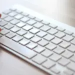 Αυτόματος μηδενισμός μορίων ή ακόμα και πλήρης αποκλεισμός από τους πίνακες κατάταξης περιμένει εκατοντάδες υποψηφίους, καθώς τίθεται σε εφαρμογή ο νέος αυστηρός ψηφιακός έλεγχος του ΑΣΕΠ για τη μετάφραση ξενόγλωσσων πτυχίων και πιστοποιητικών γλωσσομάθειας. Με την πλήρη αυτοματοποίηση των διασταυρώσεων, το σύστημα απορρίπτει με διαδικασίες εξπρές όσους υποψηφίους δεν ακολουθούν τις νέες τεχνικές και νομικές προδιαγραφές συνένωσης των εγγράφων, στερώντας τους πολύτιμες μονάδες που κρίνουν τον μόνιμο διορισμό.