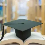 Όταν η επιτροπή ελέγξει το πρωτότυπο πτυχίο, η αναντιστοιχία αυτή θεωρείται υποβολή ψευδών ή ανακριβών στοιχείων, φέρνοντας τον μηδενισμό των μορίων της συγκεκριμένης κατηγορίας και τον αποκλεισμό από τη διαδικασία.