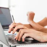 Το ψηφιακό τεστ δεξιοτήτων σε ηλεκτρονικούς υπολογιστές αντικαθιστά οριστικά τους παραδοσιακούς γραπτούς διαγωνισμούς του ΑΣΕΠ με χαρτί και στυλό, φέρνοντας ριζικές αλλαγές στον τρόπο που θα διεκδικούν οι υποψήφιοι μια μόνιμη θέση στο Δημόσιο. Η μετάβαση αυτή, που εφαρμόζεται ήδη σε τρέχουσες διαδικασίες, υπόσχεται να εκμηδενίσει τους χρόνους έκδοσης των αποτελεσμάτων και να αλλάξει πλήρως τη φιλοσοφία της αξιολόγησης, εστιάζοντας στις πραγματικές ικανότητες των υποψηφίων και όχι στην απλή αποστήθιση νόμων.