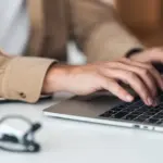 Η νέα ψηφιακή διαδικασία απλοποιεί τα βήματα για τους υποψηφίους, καθώς το σύστημα αντλεί αυτόματα τα στοιχεία της αίτησης και της σχετικής προκήρυξης, ελαχιστοποιώντας τα γραφειοκρατικά σφάλματα.