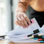 Σε αυτή τη φάση, οι υποψήφιοι που προηγούνται στους πίνακες βάσει της μοριοδότησής τους καλούνται να αποδείξουν και εγγράφως τα προσόντα που δήλωσαν στην αρχική τους αίτηση.