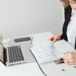 Το πράσινο φως για 10.000 μόνιμες προσλήψεις στο δημόσιο μέσω ΑΣΕΠ ανάβει σταδιακά μέχρι το τέλος του 2026, με το προσχέδιο των προκηρύξεων να κλειδώνει τις επόμενες εβδομάδες προκειμένου να καλυφθούν τα τεράστια κενά σε δήμους, ασφαλιστικά ταμεία, υπουργεία και νοσοκομεία. Αν σκοπεύετε να διεκδικήσετε μια θέση μόνιμου υπαλλήλου, ο προγραμματισμός του Υπουργείου Εσωτερικών δείχνει ότι το δεύτερο εξάμηνο του έτους θα χαρακτηριστεί από ένα μπαράζ εκδόσεων νέων ΦΕΚ, με απόλυτη προτεραιότητα στους επιτυχόντες των γραπτών διαγωνισμών αλλά και σε ειδικές κατηγορίες μοριοδότησης.
