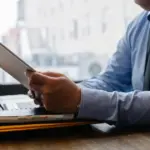 Το νέο μπόνους παραγωγικότητας 15% ενεργοποιείται από αυτόν τον μήνα (Ιούλιο 2026) για τους υπαλλήλους των δήμων, φέρνοντας πρόσθετες αμοιβές σε όσους πιάνουν συγκεκριμένους ποσοτικούς και ποιοτικούς στόχους στο πλαίσιο της μεταρρύθμισης της Δημόσιας Διοίκησης.