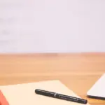 Το πλήρες χρονοδιάγραμμα για 10.000 μόνιμες προσλήψεις στη Δημόσια Διοίκηση μέσω ΑΣΕΠ μέχρι το τέλος του 2026 έχει ήδη «κλειδώσει», φέρνοντας μαζικούς διορισμούς σε υπουργεία, δήμους, ασφαλιστικά ταμεία και νοσοκομεία. Οι αρμόδιες υπηρεσίες έχουν πατήσει γκάζι για την έκδοση των σχετικών προκηρύξεων μέσα στους επόμενους μήνες, ώστε οι διαδικασίες υποβολής αιτήσεων να τρέξουν γρήγορα και να καλυφθούν τα τεράστια οργανικά κενά της κρατικής μηχανής.