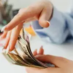 Η δράση στοχεύει στην άμεση στήριξη νέων ελεύθερων επαγγελματιών και τη μετατροπή των επιχειρηματικών ιδεών σε βιώσιμες μονάδες.