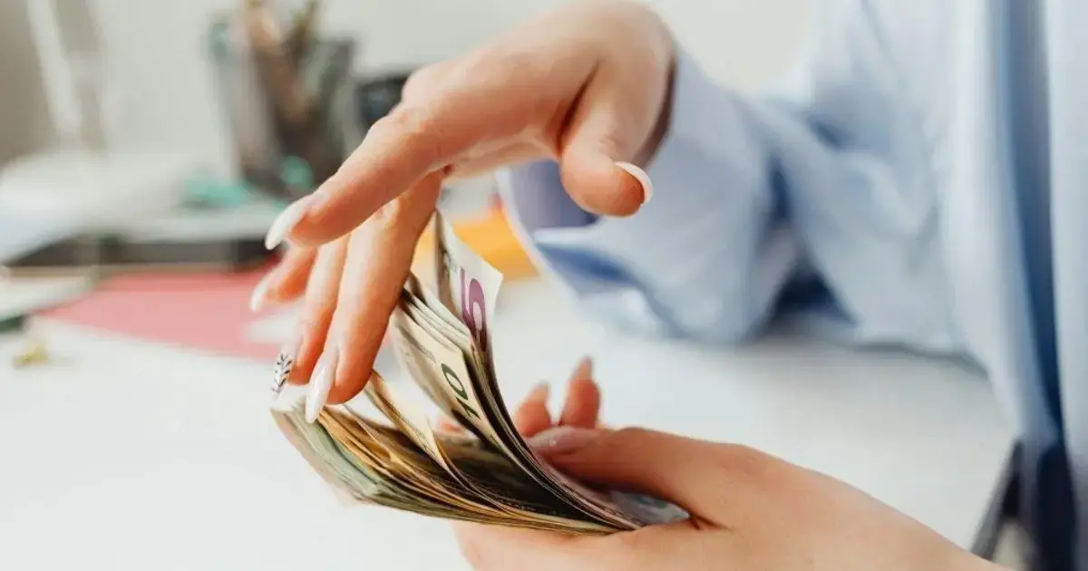 Η δράση στοχεύει στην άμεση στήριξη νέων ελεύθερων επαγγελματιών και τη μετατροπή των επιχειρηματικών ιδεών σε βιώσιμες μονάδες.