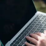 Τα ανοιχτά προγράμματα επιδότησης και τα νέα εκπαιδευτικά vouchers της ΔΥΠΑ για το καλοκαίρι του 2026 προσφέρουν άμεση οικονομική ενίσχυση που φτάνει έως και τα 14.800 ευρώ για δημιουργία επιχείρησης, καθώς και επιδόματα κατάρτισης έως 400 ευρώ για ανέργους και εργαζόμενους. Αν σκοπεύετε να υποβάλετε αίτηση αυτές τις μέρες, η πλατφόρμα του e-ΔΥΠΑ διαθέτει ενεργές δράσεις που συνδυάζουν την απόκτηση νέων ψηφιακών δεξιοτήτων με την επιδοτούμενη απασχόληση στον ιδιωτικό τομέα.