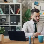 Περισσότερες από 35.000 επιδοτούμενες θέσεις εργασίας και vouchers δωρεάν κατάρτισης είναι διαθέσιμα μέσα στον Αύγουστο του 2026 από τη ΔΥΠΑ, προσφέροντας μισθολογική επιδότηση έως 100% σε επιχειρήσεις και εκπαιδευτικά επιδόματα έως 1.000 ευρώ σε ανέργους και εργαζόμενους.