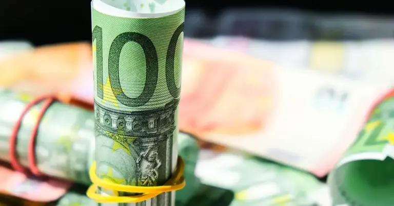 Μια νέα ευκαιρία χρηματοδότησης ύψους 15.000 ευρώ ανοίγει για χιλιάδες νέους που θέλουν να κάνουν το δικό τους επιχειρηματικό ξεκίνημα, καθώς η ΔΥΠΑ (πρώην ΟΑΕΔ) επιδοτεί τη δημιουργία νέων επιχειρήσεων με έμφαση στην ψηφιακή οικονομία και την πράσινη ανάπτυξη. Το πρόγραμμα στοχεύει στην καταπολέμηση της ανεργίας των νέων, προσφέροντας την απαραίτητη ρευστότητα για τα πρώτα έξοδα λειτουργίας μιας επιχείρησης.