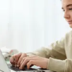 Εκπαιδευτικό επίδομα ύψους 500 ευρώ πρόκειται να λάβουν χιλιάδες εγγεγραμμένοι άνεργοι μέσω του νέου προγράμματος κατάρτισης της ΔΥΠΑ που εστιάζει στις πράσινες δεξιότητες και απευθύνεται αποκλειστικά σε άτομα ηλικίας άνω των 45 ετών. Το πρόγραμμα σχεδιάστηκε για να ενισχύσει τις προοπτικές επαναπροσέγγισης της αγοράς εργασίας για μια ηλικιακή ομάδα που συχνά αντιμετωπίζει εμπόδια επανένταξης, προσφέροντας παράλληλα πιστοποίηση σε κλάδους υψηλής ζήτησης.