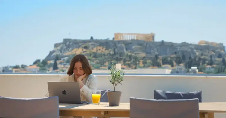 Η ψηφιακή πλατφόρμα επιτρέπει στις επιχειρήσεις λιανικής πώλησης να καλύπτουν άμεσα τις αυξημένες εποχικές ή έκτακτες ανάγκες τους σε προσωπικό, ενώ παράλληλα προσφέρει στους υποψηφίους τη δυνατότητα να βρουν εργασία κοντά στον τόπο κατοικίας τους με λίγα μόνο κλικ από το κινητό τους τηλέφωνο.