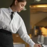 Μέσω της ειδικής εφαρμογής για έξυπνα κινητά, οι αναζητούντες εργασία διαμορφώνουν το προφίλ τους και αντιστοιχίζονται αυτόματα με τις διαθέσιμες αγγελίες των επιχειρήσεων βάσει τοποθεσίας, επιθυμητού μισθού και ωραρίου.