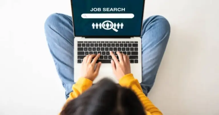 Η ψηφιακή πλατφόρμα jobmatch της ΔΥΠΑ απλοποιεί πλέον ριζικά τη διαδικασία εύρεσης εργασίας στον τουρισμό και την εστίαση, συνδέοντας άμεσα και σε πραγματικό χρόνο τις επιχειρήσεις με τους υποψηφίους μέσω μιας «έξυπνης» εφαρμογής. Το εργαλείο αυτό καταργεί την παραδοσιακή αποστολή βιογραφικών και φέρνει σε επαφή εργοδότες και εργαζόμενους με βάση φίλτρα που οι ίδιοι ορίζουν.