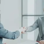 Η ψηφιακή εφαρμογή JOBmatch της ΔΥΠΑ συνδέει άμεσα ανέργους άνω των 50 ετών με επιχειρήσεις, καταργώντας τη γραφειοκρατία και προσφέροντας άμεση αντιστοίχιση θέσεων εργασίας σε πραγματικό χρόνο. Η είσοδος στην αγορά εργασίας για την ηλικιακή ομάδα των 50 και άνω περνά πλέον μέσα από το έξυπνο κινητό. Η αναβαθμισμένη εφαρμογή JOBmatch 2.0 λειτουργεί ως ένας ψηφιακός «σύνδεσμος» που επιτρέπει στους υποψηφίους να ορίζουν οι ίδιοι τις προτιμήσεις τους και να έρχονται σε απευθείας επαφή με εργοδότες, χωρίς να απαιτείται η αποστολή παραδοσιακών βιογραφικών.