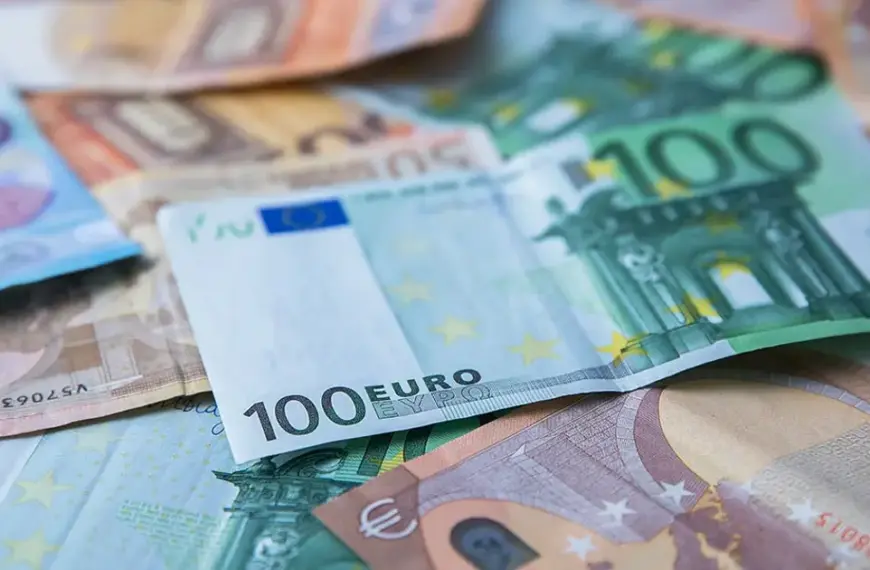 Η ΔΥΠΑ ανοίγει τον δρόμο για τη γυναικεία επιχειρηματικότητα στην ελληνική περιφέρεια, προσφέροντας σταθερή χρηματοδότηση 16.000 ευρώ σε άνεργες γυναίκες που θέλουν να κάνουν το δικό τους επιχειρηματικό ξεκίνημα εκτός των μεγάλων αστικών κέντρων. Το συγκεκριμένο κλειστό πρόγραμμα στοχεύει αποκλειστικά στην περιφέρεια, ενισχύοντας την τοπική οικονομία και δίνοντας λύσεις σε γυναίκες που διαμένουν μόνιμα στην επαρχία.