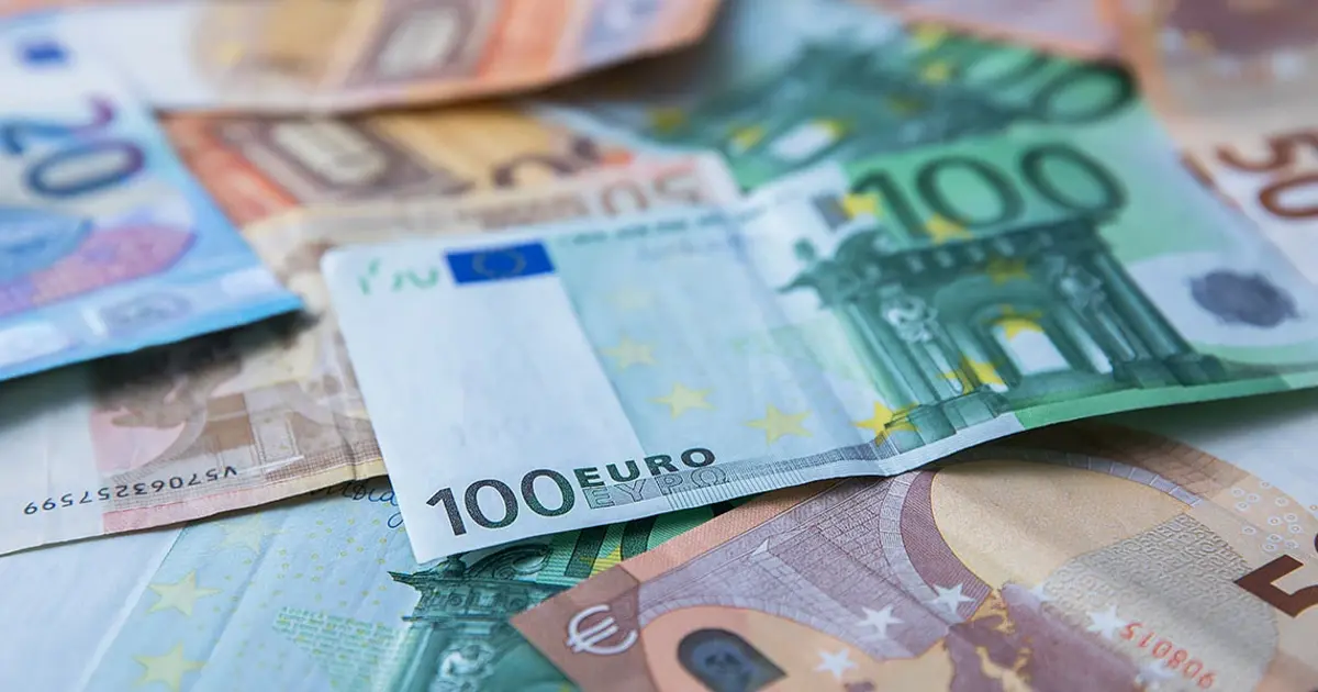 Η ΔΥΠΑ ανοίγει τον δρόμο για τη γυναικεία επιχειρηματικότητα στην ελληνική περιφέρεια, προσφέροντας σταθερή χρηματοδότηση 16.000 ευρώ σε άνεργες γυναίκες που θέλουν να κάνουν το δικό τους επιχειρηματικό ξεκίνημα εκτός των μεγάλων αστικών κέντρων. Το συγκεκριμένο κλειστό πρόγραμμα στοχεύει αποκλειστικά στην περιφέρεια, ενισχύοντας την τοπική οικονομία και δίνοντας λύσεις σε γυναίκες που διαμένουν μόνιμα στην επαρχία.