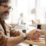 Στο 80% του συνολικού μισθολογικού και μη μισθολογικού κόστους φτάνει η επιδότηση της ΔΥΠΑ για ιδιωτικές επιχειρήσεις που προσλαμβάνουν μακροχρόνια ανέργους σε περιοχές με υψηλά ποσοστά ανεργίας, προσφέροντας σημαντική ελάφρυνση στους εργοδότες και άμεση επαγγελματική αποκατάσταση σε χιλιάδες πολίτες.