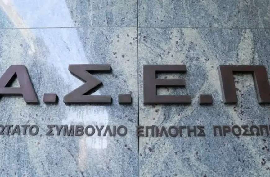 Η νέα ηλεκτρονική υπηρεσία του e-ΕΦΚΑ επιτρέπει πλέον στους ασφαλισμένους να εκδίδουν αυτόματα τη βεβαίωση προϋπηρεσίας για το ΑΣΕΠ με λίγα μόνο κλικ, καταργώντας οριστικά τις ουρές και τις καθυστερήσεις στα υποκαταστήματα. Η ψηφιακή αυτή εφαρμογή έρχεται να λύσει τα χέρια χιλιάδων υποψηφίων που προετοιμάζουν τον φάκελό τους για τις προκηρύξεις του Δημοσίου, προσφέροντας άμεση λήψη του εγγράφου από την οθόνη του υπολογιστή ή του κινητού τους.