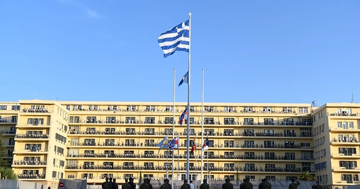 Η νέα αυτή ψηφιακή υπηρεσία καταργεί τις χρονοβόρες επισκέψεις στα υποκαταστήματα και στα στρατολογικά γραφεία, καθώς αντλεί αυτόματα τα απαραίτητα στοιχεία μέσω της διασύνδεσης με το Μητρώο Πολιτών και το Υπουργείο Εθνικής Άμυνας.
