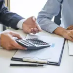 Οι ασφαλισμένοι με χρέη προς τον e-ΕΦΚΑ μπορούν πλέον να ξεμπλοκάρουν την έκδοση της σύνταξής τους, εφόσον οι οφειλές τους δεν ξεπερνούν τις 20.000 ευρώ (ή τις 6.000 ευρώ για τους αγρότες του πρώην ΟΓΑ).