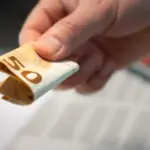 Η αυτόματη ηλεκτρονική διασύνδεση των συστημάτων του e-ΕΦΚΑ και της ΑΑΔΕ (Taxisnet) εντοπίζει σε πραγματικό χρόνο συνταξιούχους που ασκούν επιχειρηματική δραστηριότητα ή ελεύθερο επάγγελμα χωρίς να το έχουν δηλώσει στην ειδική πλατφόρμα.