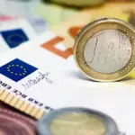 Όταν οι παρακρατηθείσες εισφορές από τη μισθωτή απασχόληση καλύπτουν ή υπερβαίνουν την ελάχιστη ασφαλιστική κατηγορία του ελεύθερου επαγγέλματος, το σύστημα παράγει πιστωτικό υπόλοιπο.