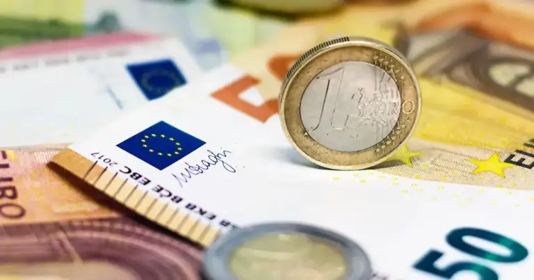 Όταν οι παρακρατηθείσες εισφορές από τη μισθωτή απασχόληση καλύπτουν ή υπερβαίνουν την ελάχιστη ασφαλιστική κατηγορία του ελεύθερου επαγγέλματος, το σύστημα παράγει πιστωτικό υπόλοιπο.