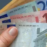 Η αυτόματη διασύνδεση των ιατρικών γνωματεύσεων μέσω της ΗΔΙΚΑ με το σύστημα του ασφαλιστικού φορέα επιτρέπει στους εργαζόμενους του κλάδου (σερβιτόρους, μάγειρες, βοηθούς κουζίνας, μπαρίστα) να ολοκληρώνουν τη διαδικασία σε ελάχιστα λεπτά από το κινητό ή τον υπολογιστή τους.