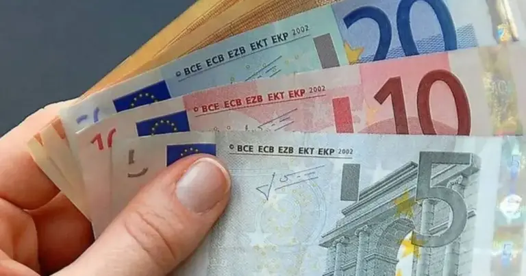 Η αυτόματη διασύνδεση των ιατρικών γνωματεύσεων μέσω της ΗΔΙΚΑ με το σύστημα του ασφαλιστικού φορέα επιτρέπει στους εργαζόμενους του κλάδου (σερβιτόρους, μάγειρες, βοηθούς κουζίνας, μπαρίστα) να ολοκληρώνουν τη διαδικασία σε ελάχιστα λεπτά από το κινητό ή τον υπολογιστή τους.