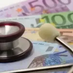 Η ψηφιοποίηση της διαδικασίας καταργεί την υποχρέωση φυσικής παρουσίας στα υποκαταστήματα του Φορέα, συνδέοντας αυτόματα τη γνωμάτευση του γιατρού, τη δήλωση του εργοδότη και τα στοιχεία του εργαζόμενου.
