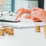 Η εφαρμογή διασταυρώνει τις καταβληθείσες εισφορές, τις ημέρες ασφάλισης και τις συντάξιμες αποδοχές από το 2002 έως σήμερα, εφαρμόζοντας αυτόματα τα ποσοστά αναπλήρωσης και τον τιμάριθμο για να βγάλει το τελικό ποσό.