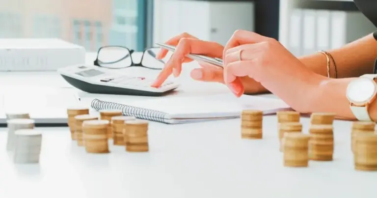 Η εφαρμογή διασταυρώνει τις καταβληθείσες εισφορές, τις ημέρες ασφάλισης και τις συντάξιμες αποδοχές από το 2002 έως σήμερα, εφαρμόζοντας αυτόματα τα ποσοστά αναπλήρωσης και τον τιμάριθμο για να βγάλει το τελικό ποσό.