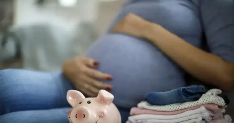 Οι ασφαλισμένες με διαδοχική ασφάλιση σε διαφορετικά πρώην ταμεία μπορούν πλέον να υποβάλουν ηλεκτρονικά την αίτησή τους στον e-ΕΦΚΑ για τη λήψη του επιδόματος μητρότητας (κυοφορίας και λοχείας), καταργώντας οριστικά τις γραφειοκρατικές καθυστερήσεις και τις επισκέψεις στα υποκαταστήματα.