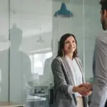 Η συγκεκριμένη ψηφιακή δήλωση αποτελεί μια εξαιρετικά σημαντική «ασπίδα» για τους αυτοαπασχολούμενους, καθώς τους απαλλάσσει αυτόματα από την υποχρέωση καταβολής διπλών εισφορών για το διάστημα που εργάζονται παράλληλα και ως μισθωτοί.
