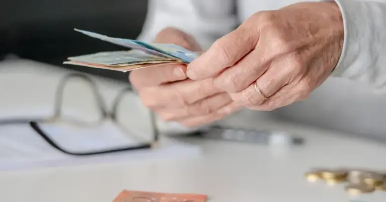 Με τη λειτουργία της ηλεκτρονικής αυτής εφαρμογής, η διαδικασία που άλλοτε απαιτούσε μήνες ή ακόμη και χρόνια γραφειοκρατικών αλληλογραφιών ανάμεσα στα πρώην ταμεία (όπως ΙΚΑ, ΟΑΕΕ, Δημόσιο, ΤΣΜΕΔΕ κ.ά.) πραγματοποιείται πλέον ψηφιακά, επιταχύνοντας σημαντικά την έκδοση των οριστικών συνταξιοδοτικών αποφάσεων.