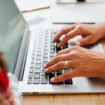 Ο online υπολογισμός για την εξαγορά πλασματικών ετών πραγματοποιείται πλέον ψηφιακά μέσα από τις ηλεκτρονικές υπηρεσίες του e-ΕΦΚΑ, επιτρέποντας στους ασφαλισμένους να υπολογίσουν το ακριβές κόστος και τα έτη που απαιτούνται για να θεμελιώσουν συνταξιοδοτικό δικαίωμα εντός του 2026.