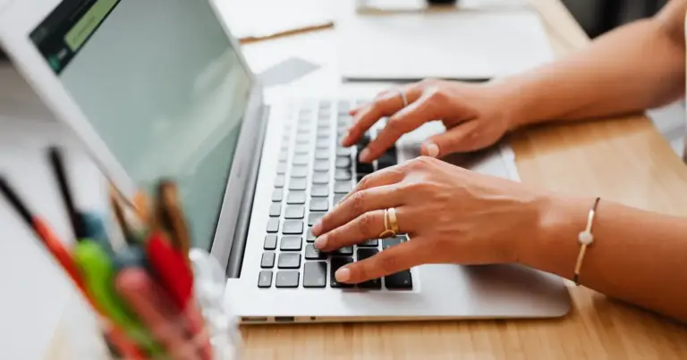 Ο online υπολογισμός για την εξαγορά πλασματικών ετών πραγματοποιείται πλέον ψηφιακά μέσα από τις ηλεκτρονικές υπηρεσίες του e-ΕΦΚΑ, επιτρέποντας στους ασφαλισμένους να υπολογίσουν το ακριβές κόστος και τα έτη που απαιτούνται για να θεμελιώσουν συνταξιοδοτικό δικαίωμα εντός του 2026.