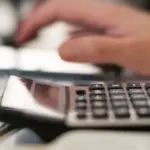 Μέσω της αναβαθμισμένης ηλεκτρονικής πλατφόρμας του e-ΕΦΚΑ, οι ασφαλισμένοι μπορούν πλέον να υπολογίσουν με ακρίβεια τα συντάξιμα έτη, τα ένσημα και τις κρατήσεις τους για θεμελίωση συνταξιοδοτικού δικαιώματος εντός του 2026.