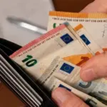 Το έκτακτο επίδομα καύσωνα 2026 και η ειδική αποζημίωση θερμικής καταπόνησης αφορούν αποκλειστικά τους εργαζόμενους του ιδιωτικού τομέα που υποχρεούνται σε υποχρεωτική παύση εργασιών ή ανήκουν σε ομάδες υψηλού κινδύνου, με το κράτος και την εργοδοτική πλευρά να καλύπτουν το χαμένο μεροκάματο για τις ημέρες των ακραίων θερμοκρασιών. Καθώς ο φετινός Ιούλιος φέρνει ιστορικά υψηλά θερμόμετρα, το Υπουργείο Εργασίας ενεργοποιεί το πλαίσιο προστασίας για όσους απασχολούνται σε εξωτερικούς χώρους ή σε χειρωνακτικές εργασίες.