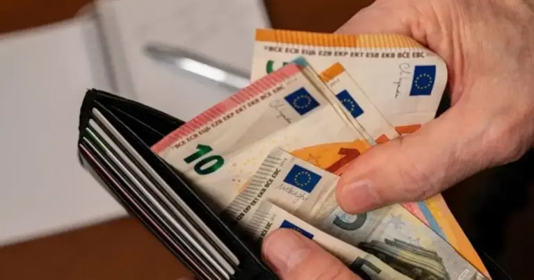 Το έκτακτο επίδομα καύσωνα 2026 και η ειδική αποζημίωση θερμικής καταπόνησης αφορούν αποκλειστικά τους εργαζόμενους του ιδιωτικού τομέα που υποχρεούνται σε υποχρεωτική παύση εργασιών ή ανήκουν σε ομάδες υψηλού κινδύνου, με το κράτος και την εργοδοτική πλευρά να καλύπτουν το χαμένο μεροκάματο για τις ημέρες των ακραίων θερμοκρασιών. Καθώς ο φετινός Ιούλιος φέρνει ιστορικά υψηλά θερμόμετρα, το Υπουργείο Εργασίας ενεργοποιεί το πλαίσιο προστασίας για όσους απασχολούνται σε εξωτερικούς χώρους ή σε χειρωνακτικές εργασίες.