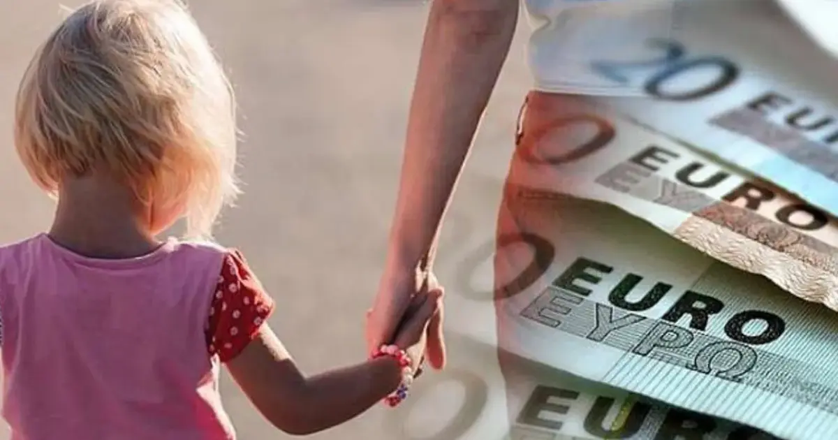 Το έκτακτο επίδομα παιδιού ύψους 150 ευρώ ανά τέκνο, το οποίο πιστώθηκε στους λογαριασμούς των δικαιούχων στο τέλος Ιουνίου, άφησε εκτός πληρωμών χιλιάδες γονείς εξαιτίας ενός «κρυφού» μηχανισμού αυτόματης διασταύρωσης με τα νέα εκκαθαριστικά σημειώματα της εφορίας. Η αυτόματη μηχανογραφική εκκαθάριση της ΑΑΔΕ και του ΟΠΕΚΑ οδήγησε σε μαζικές απορρίψεις ή παγώματα πληρωμών, καθώς έλαβε υπόψη τα φρέσκα εισοδήματα που δηλώθηκαν φέτος, πετώντας εκτός ορίων όσους είχαν έστω και ελάχιστη αύξηση αποδοχών ή εμφάνισαν τεκμήρια.