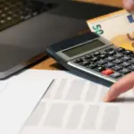 Η νέα ψηφιακή πλατφόρμα της ΔΥΠΑ υπολογίζει πλέον το νέο, αναμορφωμένο επίδομα ανεργίας με βάση τον μέσο όρο των μηνιαίων αποδοχών σας κατά τα τελευταία 3 έτη πριν από την απόλυση, συνδέοντας το ύψος της στήριξης άμεσα με τις εισφορές που έχετε καταβάλει. Η ψηφιακή αυτή διαδικασία, η οποία βρίσκεται σε πλήρη εφαρμογή το 2026, καταργεί το παλιό σύστημα του οριζόντιου, σταθερού ποσού για όλους, εξασφαλίζοντας ότι οι εργαζόμενοι με υψηλότερους μισθούς και περισσότερα χρόνια ασφάλισης θα λαμβάνουν σημαντικά αυξημένο επίδομα, ειδικά κατά τους πρώτους μήνες της ανεργίας τους.