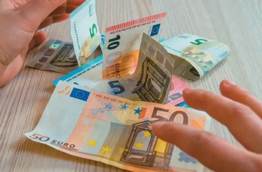 Εκτός του επιδόματος μακροχρονίως ανέργων ύψους 200 ευρώ μηνιαίως κινδυνεύουν να μείνουν φέτος χιλιάδες δικαιούχοι στην Ελλάδα, καθώς η αυστηρή διατήρηση του ορίου του ετήσιου οικογενειακού εισοδήματος στα 10.000 ευρώ, σε συνδυασμό με την άνοδο των τεκμηρίων διαβίωσης και τη φορολογική αποτύπωση των αυξημένων αμοιβών του προηγούμενου έτους, πετάει εκτός της ρύθμισης όσους ξεπερνούν έστω και για λίγα ευρώ αυτό το εξαιρετικά χαμηλό «ταβάνι».