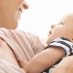 Διπλό επίδομα μητρότητας δικαιούνται πλέον οι εργαζόμενες μητέρες που απασχολούνται ταυτόχρονα ως μισθωτές και ως αυτοαπασχολούμενες ή ελεύθερες επαγγελματίες, καθώς ο e-EFKA καταβάλλει την παροχή και για τις δύο δραστηριότητες, εφόσον πληρούνται οι αντίστοιχες προϋποθέσεις ασφάλισης.