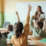 Η υποχρεωτική φοίτηση στην εκπαίδευση (από το νηπιαγωγείο έως και το Λύκειο) έχει συνδεθεί άρρηκτα με τα κοινωνικά επιδόματα.