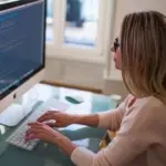 Η θεσμοθετημένη μηνιαία ελάχιστη αποζημίωση αναπροσαρμόζεται αυτόματα με βάση τις τρέχουσες τιμές της ενέργειας, διασφαλίζοντας ότι όσοι εργάζονται από το σπίτι δεν θα επιβαρυνθούν με το κόστος της απαραίτητης ψύξης.