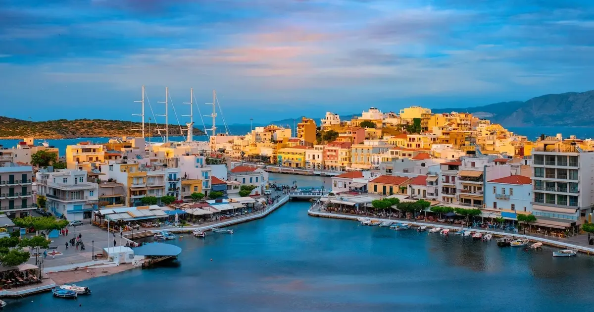 Καθώς διανύουμε την καρδιά της τουριστικής περιόδου, πολλοί εποχικοί υπάλληλοι αναγκάζονται να αλλάξουν αντικείμενο μέσα στη σεζόν –για παράδειγμα, από ξενοδοχοϋπάλληλοι να απασχοληθούν στην εστίαση ή το αντίστροφο.