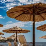 Όλοι οι εργαζόμενοι στον ιδιωτικό τομέα δικαιούνται να λάβουν τη θερινή τους άδεια έως τις 30 Σεπτεμβρίου 2026, ενώ το επίδομα αδείας πρέπει να προκαταβάλλεται υποχρεωτικά μαζί με τις αποδοχές της αδείας κατά την έναρξη της λήψης της.